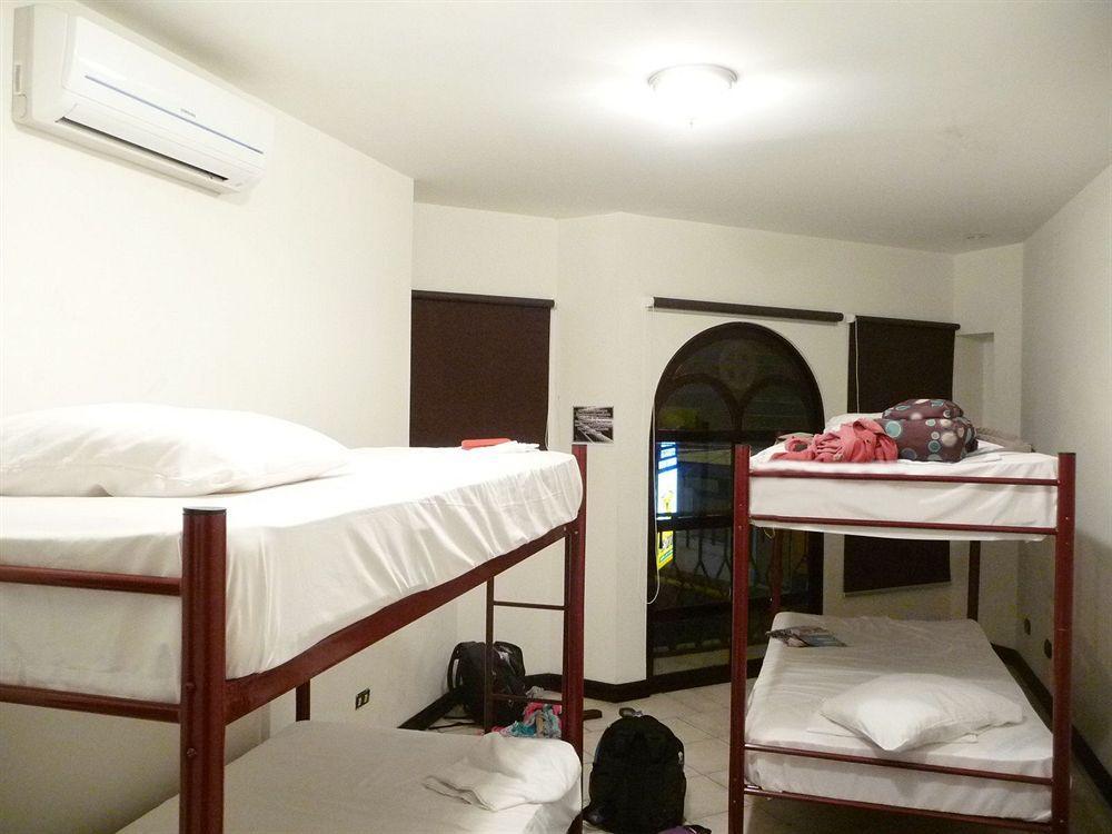 Alajuela Backpackers Airport Hostel Экстерьер фото